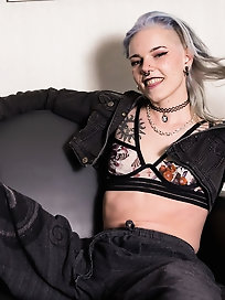 Femdom.xxx presents a fresh, daring woman - 8 images from xHamster.