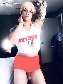 Shemale harlot puts on sexy clothes