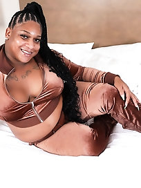 Flexible shemale trollop is getting seminaked on photo