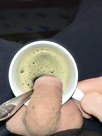 Young camwhore shows her ass to a million people